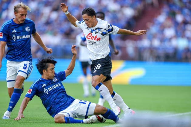 08.08.2026, Fußball, FC Schalke 04 - Atalanta Bergamo, Testspiel Freundschaftsspiel, Veltins-Arena Gelsenkirchen, Saison 2026 2027: Giacomo Raspadori (Atalanta Bergamo 18) im Zweikampf gegen Satoshi Tanaka (FC Schalke04 13) DFB regulations prohibit any use of photographs as image sequences and or quasi-video. Nordrhein-Westfalen Deutschland