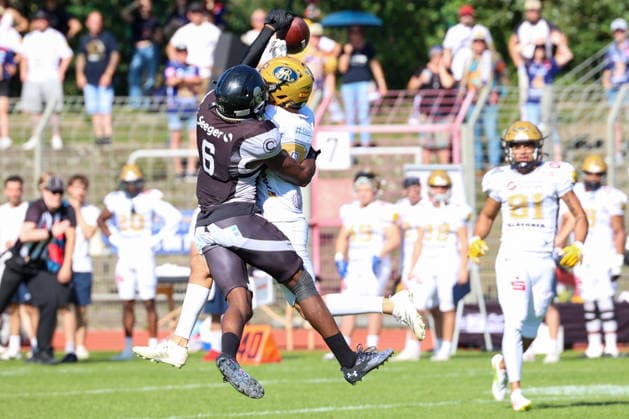 2026_08_08, Berlin Rebels vs Dresden Monarchs, GFL, Mommsenstadion, Berlin Darwin Forbah Ade (Berlin Rebels, 06) verhindert den erfolgreichen Pass