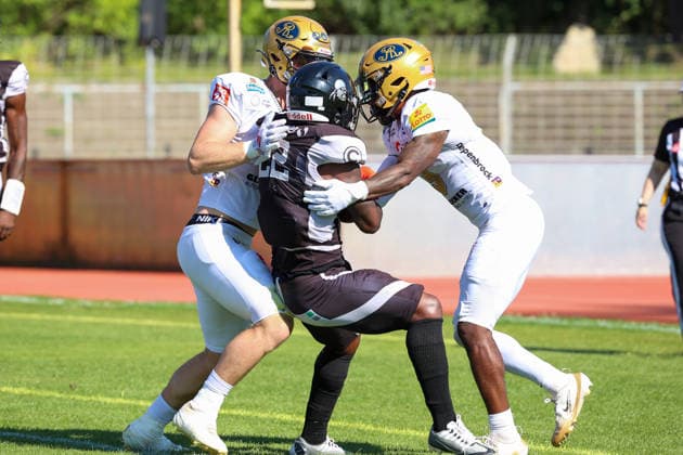 2026_08_08, Berlin Rebels vs Dresden Monarchs, GFL, Mommsenstadion, Berlin Naz Bombata (Berlin Rebels, 22) kann den Ball behaupten
