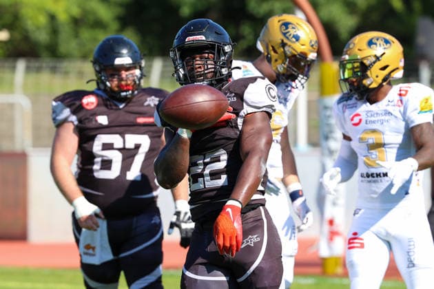 2026_08_08, Berlin Rebels vs Dresden Monarchs, GFL, Mommsenstadion, Berlin Naz Bombata (Berlin Rebels, 22) zigt den Ball