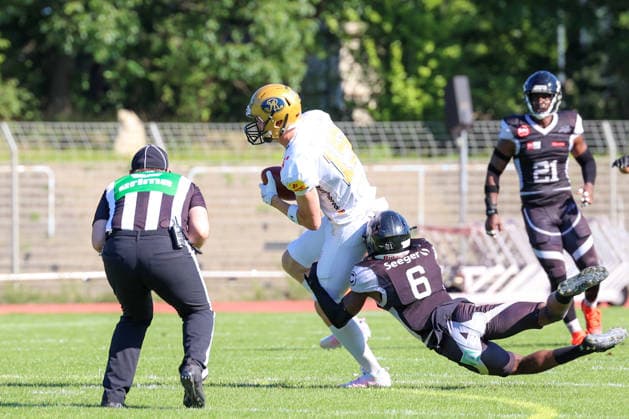 2026_08_08, Berlin Rebels vs Dresden Monarchs, GFL, Mommsenstadion, Berlin Anthony Tittel (Dresden Monarchs, 15) läuft mit dem Ball , Darwin Forbah Ade (Berlin Rebels, 06) versucht ihn zu halten