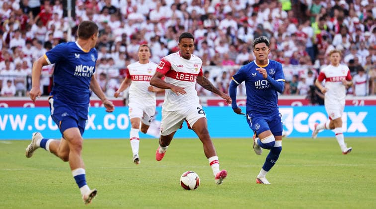 Stuttgart , VfB Stuttgart Saisoneröffnung VfB Stuttgart vs. Everton FC, Nikolas Nartey (VfB, Mitte), Charly Alcarez (Everton)