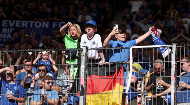 Stuttgart , VfB Stuttgart Saisoneröffnung VfB Stuttgart vs. Everton FC, Feature Kinder auf dem Zaun im Gästefanblock bei Everton