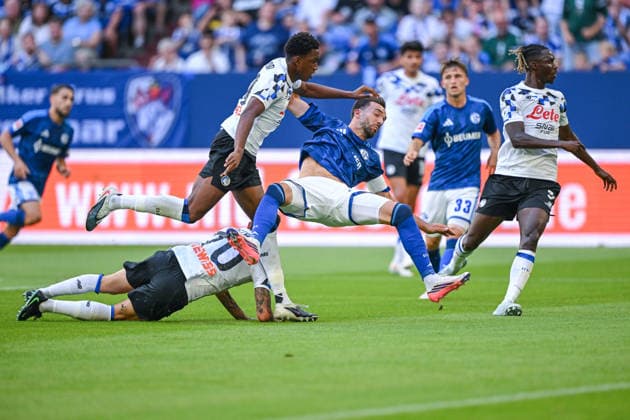 08.08.2026, Fussball, Saison 2026 2027, Testspiel, FC Schalke 04 - Atalanta Bergamo, Kenan Karaman (FC Schalke 04) wird gefoult und anschließend behandelt, xRHR-FOTO YYx Copyright: KROEGER RHR-FOTOx RHR-FOTO YY