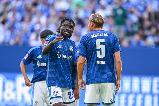 08.08.2026, Fussball, Saison 2026 2027, Testspiel, FC Schalke 04 - Atalanta Bergamo, Junior Dina Ebimbe (FC Schalke 04), Timo Becker (FC Schalke 04) sprechen, xRHR-FOTO YYx Copyright: KROEGER RHR-FOTOx RHR-FOTO YY