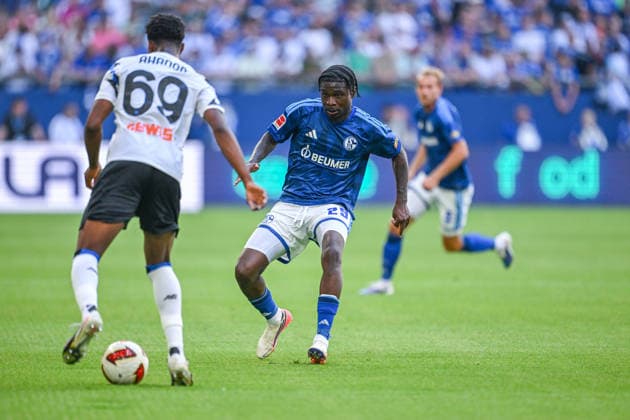 08.08.2026, Fussball, Saison 2026 2027, Testspiel, FC Schalke 04 - Atalanta Bergamo, Honest Ahanor (Atalanta Bergamo), Junior Dina Ebimbe (FC Schalke 04) xRHR-FOTO YYx Copyright: KROEGER RHR-FOTOx RHR-FOTO YY
