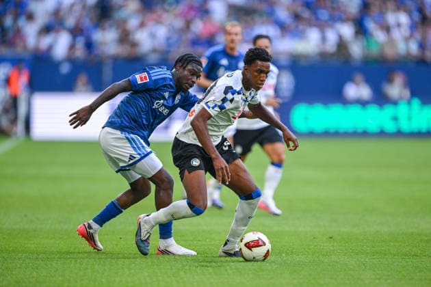 08.08.2026, Fussball, Saison 2026 2027, Testspiel, FC Schalke 04 - Atalanta Bergamo, Junior Dina Ebimbe (FC Schalke 04), Honest Ahanor (Atalanta Bergamo) xRHR-FOTO YYx Copyright: KROEGER RHR-FOTOx RHR-FOTO YY