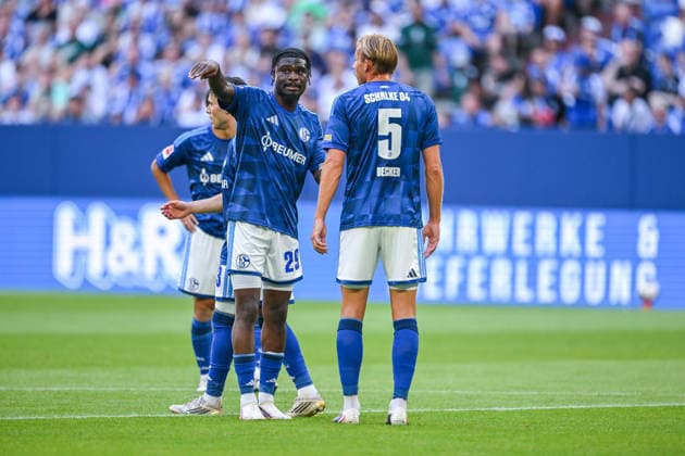 08.08.2026, Fussball, Saison 2026 2027, Testspiel, FC Schalke 04 - Atalanta Bergamo, Junior Dina Ebimbe (FC Schalke 04), Timo Becker (FC Schalke 04) sprechen, xRHR-FOTO YYx Copyright: KROEGER RHR-FOTOx RHR-FOTO YY