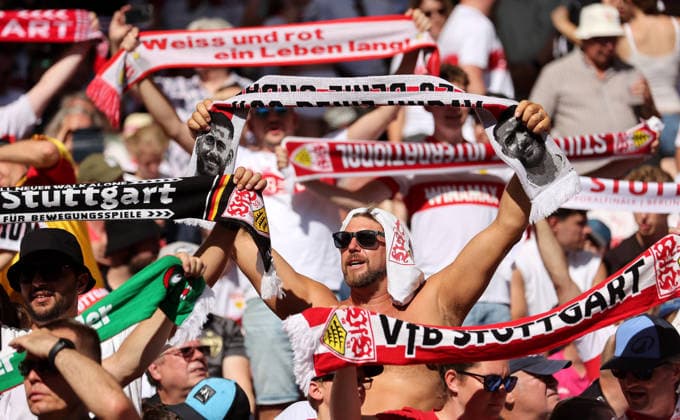 Stuttgart , VfB Stuttgart Saisoneröffnung VfB Stuttgart vs. Everton FC, Feature VfB-Fan mit Kopfschutz und Sonnenbrille gegen die Hitze