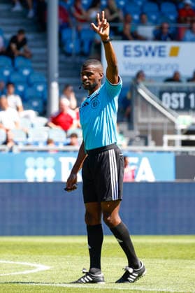 08.08.2026, xavx, Fussball 3.Liga, SV Wehen Wiesbaden - Preußen Münster v.l. Referee Schiedsrichter Assad Nouhoum gibt Anweisungen, gestikuliert, mit den Armen gestikulieren, gives instructions, gesticulate. (DFL DFB REGULATIONS PROHIBIT ANY USE OF PHOTOGRAPHS as IMAGE SEQUENCES and or QUASI-VIDEO) Wiesbaden