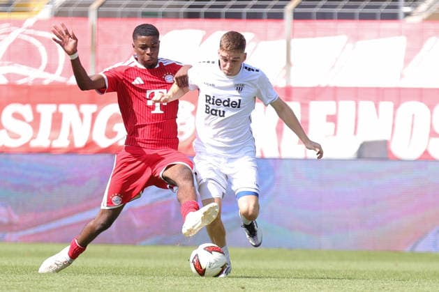 08.08.2026, Herren, Fussball, Saison 2026 2027, Regionalliga Bayern, 3. Spieltag: FC Bayern München II - FC Schweinfurt 05 Von links: Allen Junior Lambe (FC Bayern München II, 08) gegen Philipp Hack (FC Schweinfurt 05, 07) München Städtisches Stadion an der Grü Bayern Deutschland