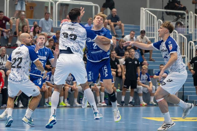 HANDBALL - ALPLA Sommercup HARD,AUSTRIA,08.AUG.26 - HANDBALL - ALPLA Sommercup, third place match, HC Hard vs TBV Lemgo Lippe. Image shows Matthias Hild (Hard) and Lukas Hutecek (Lemgo) .  GEPAxpictures xOliverxLerch