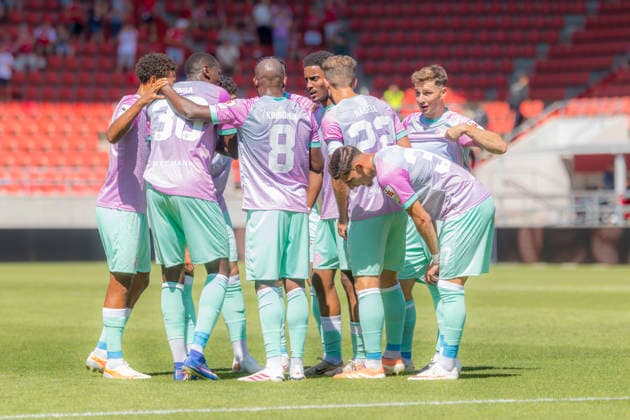 Ingolstadt, Deutschland 08. August 2026: 3. Liga - 2026 2027 - Sp. 1 - FC Ingolstadt 04 gegen FC Würzburger Kickers Im Bild: in der Traube Torschütze Tarsis Bonga (FWK)jubelt nach seinem Tor zum 1:1 mit seinen Mannschaftskollegen, DFB DFL regulations prohibit any use of photographs as image sequences and or quasi-video Audi Sportpark Bayern Copyright: xFotostandx xSchäferx