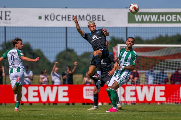 Testspiel: Werder Bremen vs. SC Paderborn 07, 08.08.2026 Raphael Obermair (SC Paderborn 07, 23), Justin Njinmah (Werder Bremen, 11); Testspiel: Werder Bremen vs. SC Paderborn 07 am 08.08.2026 in Vechta (Stadion Oyther Berg), Germany, Copyright: xBEAUTIFULxSPORTS Neddermannx
