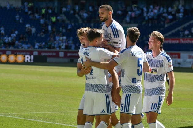 Ben Schlicke (Duisburg 40) jubelt nach dem Tor zum 2:0 mit der Mannschaft 08.08.2026 ¢ Fussball ¢ MSV Duisburg vs SV Meppen, Schauinsland-Reisen-Arena, Duisburg, DFB DFL REGULATIONS PROHIBIT ANY USE OF PHOTOGRAPHS AS IMAGE SEQUENCES AND OR QUASI-VIDEO NRW Germany