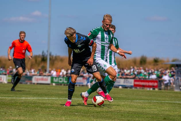 Testspiel: Werder Bremen vs. SC Paderborn 07, 08.08.2026 Albert Millgramm (SC Paderborn 07, 19), Marco Grüll (Werder Bremen, 17); Testspiel: Werder Bremen vs. SC Paderborn 07 am 08.08.2026 in Vechta (Stadion Oyther Berg), Germany, Copyright: xBEAUTIFULxSPORTS Neddermannx