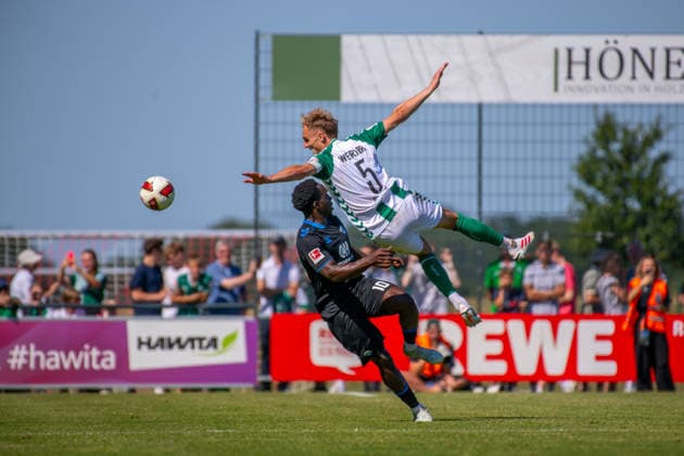 Testspiel: Werder Bremen vs. SC Paderborn 07, 08.08.2026 Kennedy Okpala (SC Paderborn 07, 10), Amos Pieper (Werder Bremen, 5); Testspiel: Werder Bremen vs. SC Paderborn 07 am 08.08.2026 in Vechta (Stadion Oyther Berg), Germany, Copyright: xBEAUTIFULxSPORTS Neddermannx