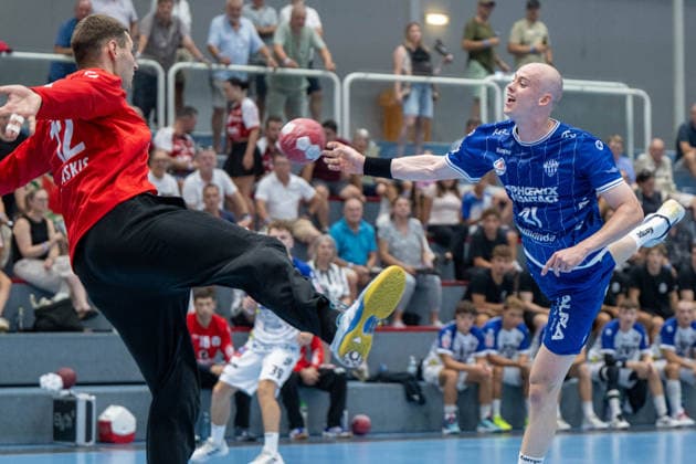 HANDBALL - ALPLA Sommercup HARD,AUSTRIA,08.AUG.26 - HANDBALL - ALPLA Sommercup, third place match, HC Hard vs TBV Lemgo Lippe. Image shows Lukas Gurskis (Hard) and Leve Carstensen (Lemgo).  GEPAxpictures xOliverxLerch