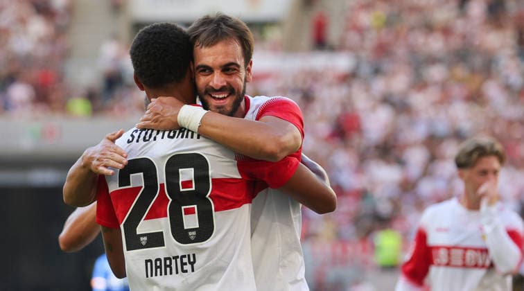 Stuttgart , VfB Stuttgart Saisoneröffnung VfB Stuttgart vs. Everton FC, v.l. Torschütze Nikolas Nartey und Jovan Milosevic (VfB) freuen sich über das Tor zum 1:0