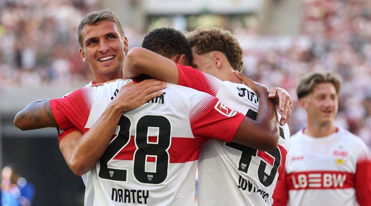 Stuttgart , VfB Stuttgart Saisoneröffnung VfB Stuttgart vs. Everton FC, v.l. Grischa Prömel, Torschütze Nikolas Nartey und Lazar Jovanovic freuen sich über das Tor zum 1:0