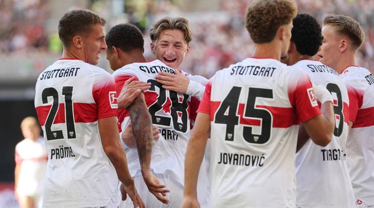 Stuttgart , VfB Stuttgart Saisoneröffnung VfB Stuttgart vs. Everton FC, v.l. Grischa Prömel, Torschütze Nikolas Nartey, Angelo Stiller und Lazar Jovanovic freuen sich über das Tor zum 1:0