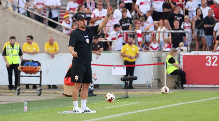 Stuttgart , VfB Stuttgart Saisoneröffnung VfB Stuttgart vs. Everton FC, Trainer Sebastian Hoeneß (VfB)