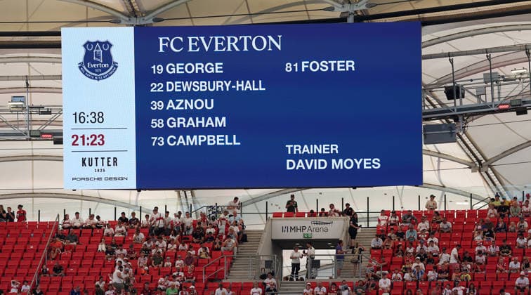 Stuttgart , VfB Stuttgart Saisoneröffnung VfB Stuttgart vs. Everton FC, neue LED-Leinwand mit der Aufstellung von Everton