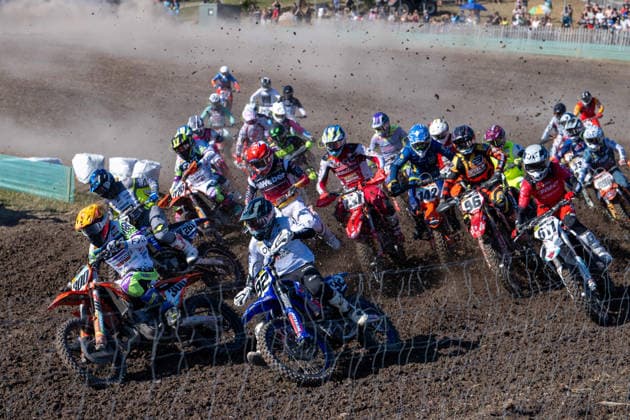 Noah Ludwig ( 300, GER) gewinnt den Start und geht als Führender auf den Track. xettx, Deutschland, Gaildorf, 08.08.2026, Int. 61. Gaildorfer ADAC Motocross, 2026, Motocross, MX Masters, 1. Rennen, Auf der Wacht