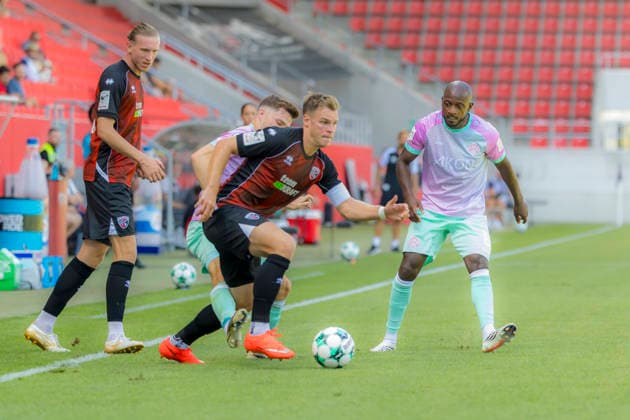 Ingolstadt, Deutschland 08. August 2026: 3. Liga - 2026 2027 - Sp. 1 - FC Ingolstadt 04 gegen FC Würzburger Kickers Im Bild: am Ball Simon Lorenz (FCI) setzt sich im Zweikampf durch DFB DFL regulations prohibit any use of photographs as image sequences and or quasi-video Audi Sportpark Bayern Copyright: xFotostandx xSchäferx