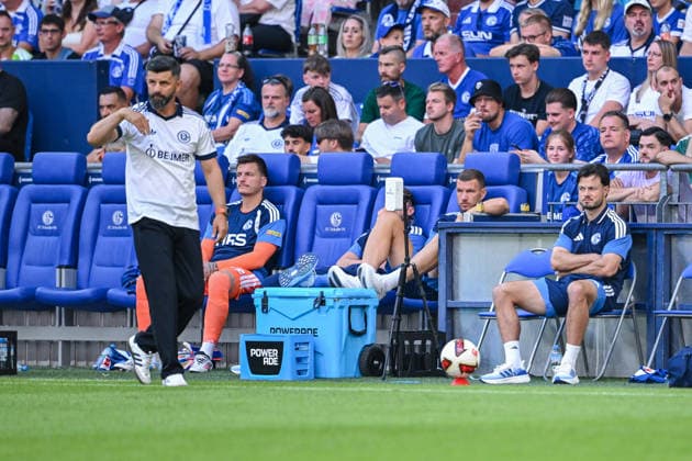 08.08.2026, Fussball, Saison 2026 2027, Testspiel, FC Schalke 04 - Atalanta Bergamo, Trainer Miron Muslic (FC Schalke 04), Edin DÅ¾eko Dzeko (FC Schalke 04), Adrian Gantenbein (FC Schalke 04) xRHR-FOTO YYx Copyright: KROEGER RHR-FOTOx RHR-FOTO YY