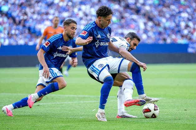 08.08.2026, Fußball, FC Schalke 04 - Atalanta Bergamo, Testspiel Freundschaftsspiel, Veltins-Arena Gelsenkirchen, Saison 2026 2027: Adil Aouchiche (FC Schalke04 24) Soufiane El-Faouzi (FC Schalke04 23) im Zweikampf gegen Davide Zappacosta (Atalanta Bergamo 77) DFB regulations prohibit any use of photographs as image sequences and or quasi-video. Nordrhein-Westfalen Deutschland