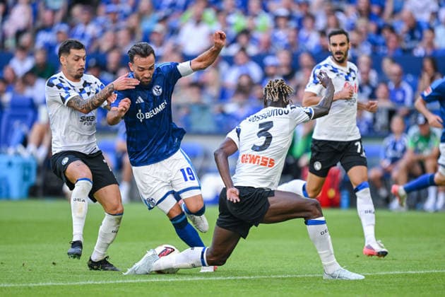 08.08.2026, Fussball, Saison 2026 2027, Testspiel, FC Schalke 04 - Atalanta Bergamo, Davide Zappacosta (Atalanta Bergamo), Kenan Karaman (FC Schalke 04), Odilon Kossounou (Atalanta Bergamo) xRHR-FOTO YYx Copyright: KROEGER RHR-FOTOx RHR-FOTO YY