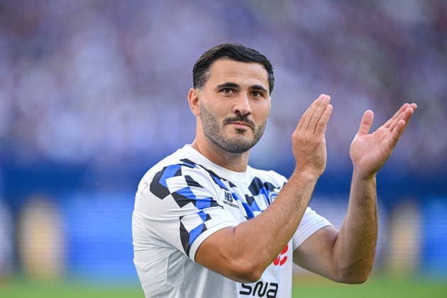 08.08.2026, Fussball, Saison 2026 2027, Testspiel, FC Schalke 04 - Atalanta Bergamo, Sead Kolasinac (Atalanta Bergamo) begrüßt die Fans des FC Schalke 04 bei seiner Einwechslung, xRHR-FOTO YYx Copyright: KROEGER RHR-FOTOx RHR-FOTO YY