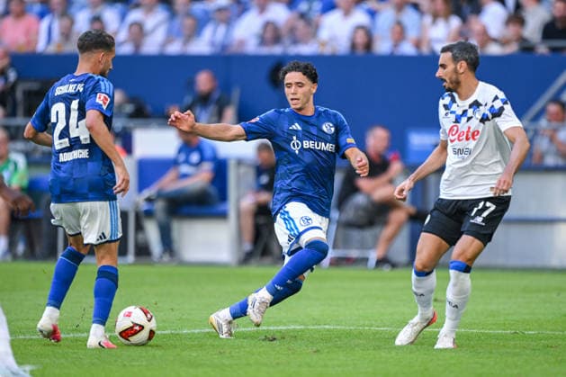08.08.2026, Fussball, Saison 2026 2027, Testspiel, FC Schalke 04 - Atalanta Bergamo, Adil Aouchiche (FC Schalke 04), Soufiane El-Faouzi (FC Schalke 04), Davide Zappacosta (Atalanta Bergamo) xRHR-FOTO YYx Copyright: KROEGER RHR-FOTOx RHR-FOTO YY