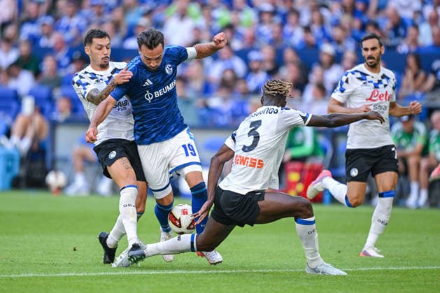 08.08.2026, Fussball, Saison 2026 2027, Testspiel, FC Schalke 04 - Atalanta Bergamo, Davide Zappacosta (Atalanta Bergamo), Kenan Karaman (FC Schalke 04), Odilon Kossounou (Atalanta Bergamo) xRHR-FOTO YYx Copyright: KROEGER RHR-FOTOx RHR-FOTO YY