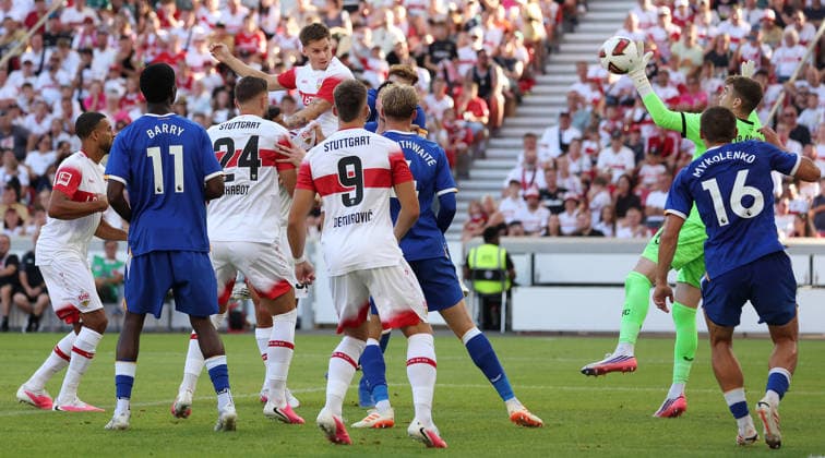 Stuttgart , VfB Stuttgart Saisoneröffnung VfB Stuttgart vs. Everton FC, Torschütze Ramon Hendriks (VfB, oben) köpft das Tor zum 2:0