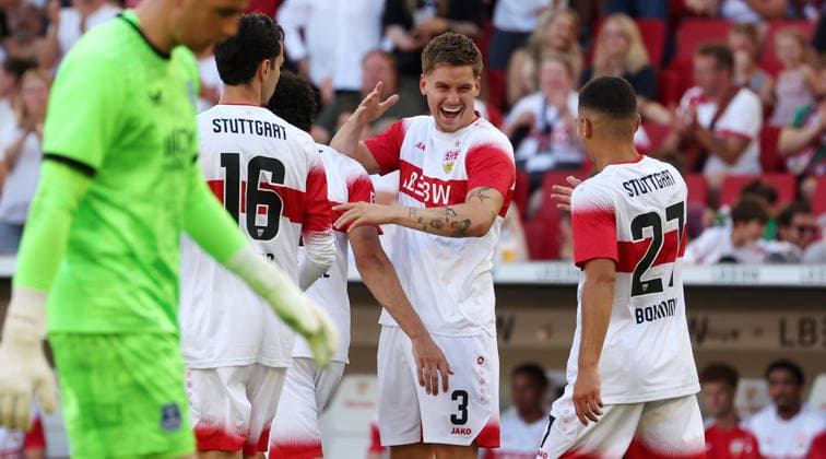 Stuttgart , VfB Stuttgart Saisoneröffnung VfB Stuttgart vs. Everton FC, Torschütze Ramon Hendriks (VfB, Mitte) jueblt über sein Tor zum 2:0 mit Badredine Bouanani (VfB, rechts)