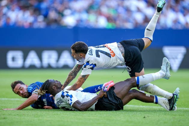 08.08.2026, Fußball, FC Schalke 04 - Atalanta Bergamo, Testspiel Freundschaftsspiel, Veltins-Arena Gelsenkirchen, Saison 2026 2027: Odilon Kossounou (Atalanta Bergamo 03) Gianluca Gaetano (Atalanta Bergamo 70) und Kenan Karaman (FC Schalke04 19) stürzen übereinander auf das Spielfeld DFB regulations prohibit any use of photographs as image sequences and or quasi-video. Nordrhein-Westfalen Deutschland