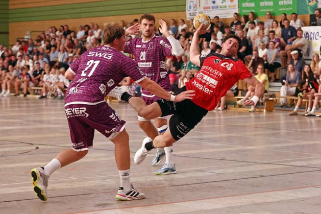 08.08.2026, xovx, Handball Lindencup, TV Hüttenberg - Pfadi Winterthur v.l. Julius Gümbel (TV Hüttenberg), Leif Haack (TV Hüttenberg), Mehdi Ben Romdhane (Pfadi Winterthur) Linden Stadthalle Hessen Deutschland (DE)
