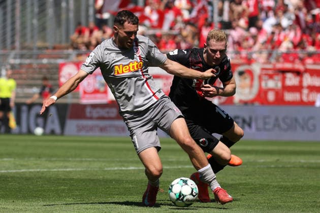 08.08.2026, xsefx, Fußball, FC Viktoria Köln SSV Jahn Regensburg, 3.Liga, Sportpark Höhenberg, 1. Spieltag, Saison 2026 2027: Niklas Castelle (FC Viktoria Köln 44) im Zweikampf gegen Oscar Schönfelder (Jahn Regensburg 07) DFB regulations prohibit any use of photographs as image sequences and or quasi-video. Nordrhein-Westfalen Deutschland