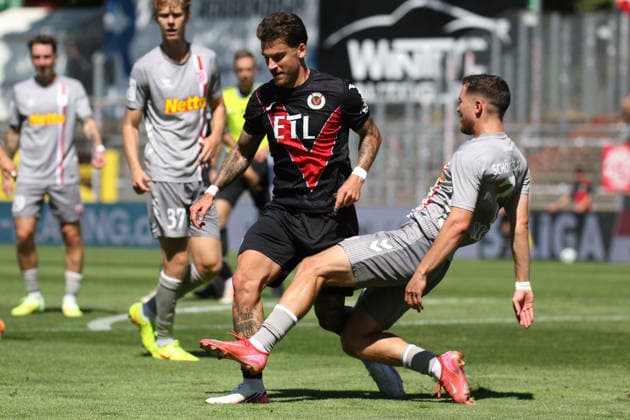 08.08.2026, xsefx, Fußball, FC Viktoria Köln SSV Jahn Regensburg, 3.Liga, Sportpark Höhenberg, 1. Spieltag, Saison 2026 2027: Niklas Castelle (FC Viktoria Köln 44) im Zweikampf gegen Oscar Schönfelder (Jahn Regensburg 07) DFB regulations prohibit any use of photographs as image sequences and or quasi-video. Nordrhein-Westfalen Deutschland