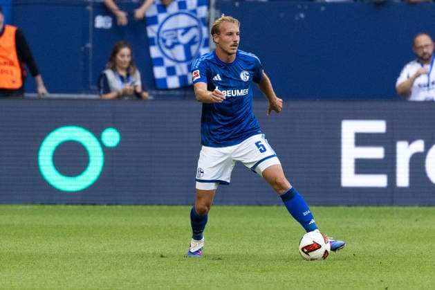 Gelsenkirchen, Germany, 08.08.26, Timo Becker 5 (FC Schalke 04) am Ball während des Testspiels zwischen FC Schalke 04 - Atalanta Bergamo in der Veltins Arena in Gelsenkirchen. (Photo by Joachim Bywaletz) DFB DFL REGULATIONS PROHIBIT ANY USE OF PHOTOGRAPHS AS IMAGE SEQUENCES AND OR QUASI-VIDEO. Copyright: JoachimxBywaletz xJB-Sportfoto
