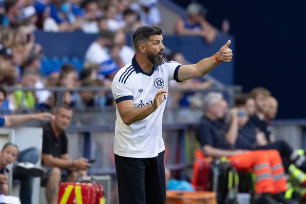 Gelsenkirchen, Germany, 08.08.26, Cheftrainer Miron Muslic (FC Schalke 04) gestikuliert während des Testspiels zwischen FC Schalke 04 - Atalanta Bergamo in der Veltins Arena in Gelsenkirchen. (Photo by Joachim Bywaletz) DFB DFL REGULATIONS PROHIBIT ANY USE OF PHOTOGRAPHS AS IMAGE SEQUENCES AND OR QUASI-VIDEO. Copyright: JoachimxBywaletz xJB-Sportfoto