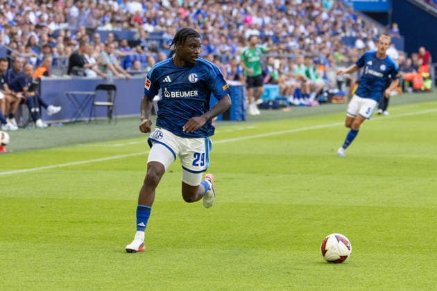 Gelsenkirchen, Germany, 08.08.26, Junior Dina Ebimbe 29 (FC Schalke 04) am Ball während des Testspiels zwischen FC Schalke 04 - Atalanta Bergamo in der Veltins Arena in Gelsenkirchen. (Photo by Joachim Bywaletz) DFB DFL REGULATIONS PROHIBIT ANY USE OF PHOTOGRAPHS AS IMAGE SEQUENCES AND OR QUASI-VIDEO. Copyright: JoachimxBywaletz xJB-Sportfoto