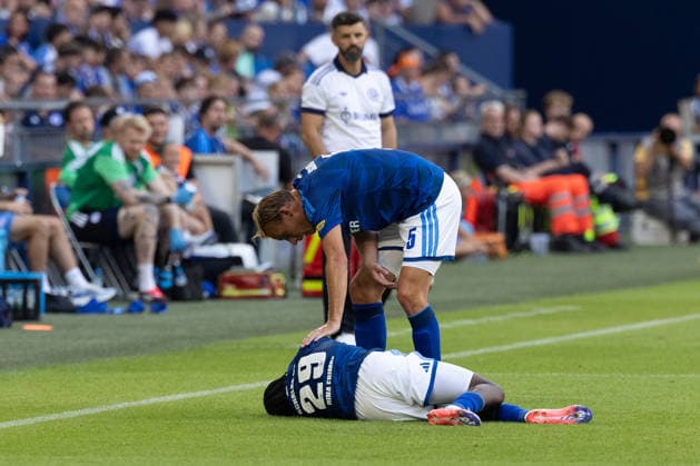 Gelsenkirchen, Germany, 08.08.26, Junior Dina Ebimbe 29 (FC Schalke 04) liegt verletzt am Rasen während des Testspiels zwischen FC Schalke 04 - Atalanta Bergamo in der Veltins Arena in Gelsenkirchen. (Photo by Joachim Bywaletz) DFB DFL REGULATIONS PROHIBIT ANY USE OF PHOTOGRAPHS AS IMAGE SEQUENCES AND OR QUASI-VIDEO. Copyright: JoachimxBywaletz xJB-Sportfoto