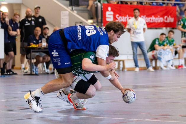 Stefan BAUER (HBW Balingen-Weilstetten, 99) im Zweikampf gegen Erik PERSSON (FRISCH AUF! Goeppingen, 22) GER, FRISCH AUF! Goeppingen vs. HBW Balingen-Weilstetten, Handball, Vorbereitung, Turnier, S-Cup Altensteig, Halbfinale, Spielzeit 2026 2027, 08.08.2026, GER, FRISCH AUF! Goeppingen vs. HBW Balingen-Weilstetten, Handball, Vorbereitung, Turnier, S-Cup Altensteig, Halbfinale, Spielzeit 2026 2027, 08.08.2026, Altensteig Copyright: xEibnerxPressefoto OliverxSchmidtx EP_OST