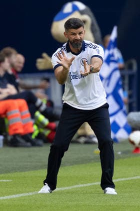 Gelsenkirchen, Germany, 08.08.26, Cheftrainer Miron Muslic (FC Schalke 04) gestikuliert während des Testspiels zwischen FC Schalke 04 - Atalanta Bergamo in der Veltins Arena in Gelsenkirchen. (Photo by Joachim Bywaletz) DFB DFL REGULATIONS PROHIBIT ANY USE OF PHOTOGRAPHS AS IMAGE SEQUENCES AND OR QUASI-VIDEO. Copyright: JoachimxBywaletz xJB-Sportfoto