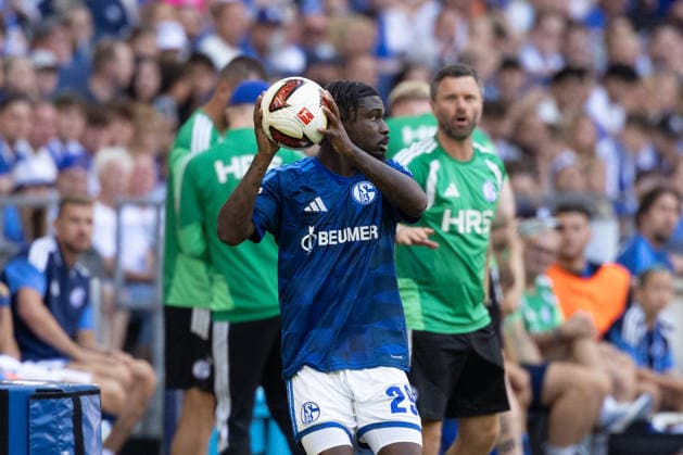 Gelsenkirchen, Germany, 08.08.26, Junior Dina Ebimbe 29 (FC Schalke 04) am Ball während des Testspiels zwischen FC Schalke 04 - Atalanta Bergamo in der Veltins Arena in Gelsenkirchen. (Photo by Joachim Bywaletz) DFB DFL REGULATIONS PROHIBIT ANY USE OF PHOTOGRAPHS AS IMAGE SEQUENCES AND OR QUASI-VIDEO. Copyright: JoachimxBywaletz xJB-Sportfoto