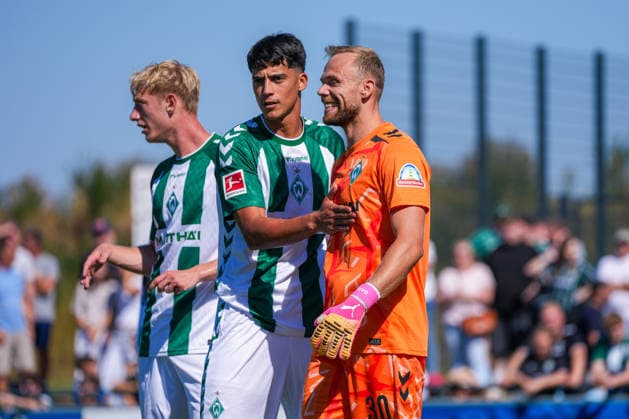Julian Malatini, Julian Malatini (Werder Bremen, 22), Alexander Schlager (Werder Bremen, 30), Deutschland: Fussball, Saison 2026 27, zweites Testspiel des Tages, 08.08.2026, Werder Bremen vs SC Paderborn 07, Stadion am Oyther Berg (Oythe, Vechta, Niedersachsen) Copyright: xLeonxFrickx