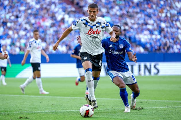 08.08.2026, Fußball, FC Schalke 04 - Atalanta Bergamo, Testspiel Freundschaftsspiel, Veltins-Arena Gelsenkirchen, Saison 2026 2027: Frederico Cassa (Atalanta Bergamo 49) im Zweikampf gegen Moussa Sylla (FC Schalke04 09) DFB regulations prohibit any use of photographs as image sequences and or quasi-video. Nordrhein-Westfalen Deutschland